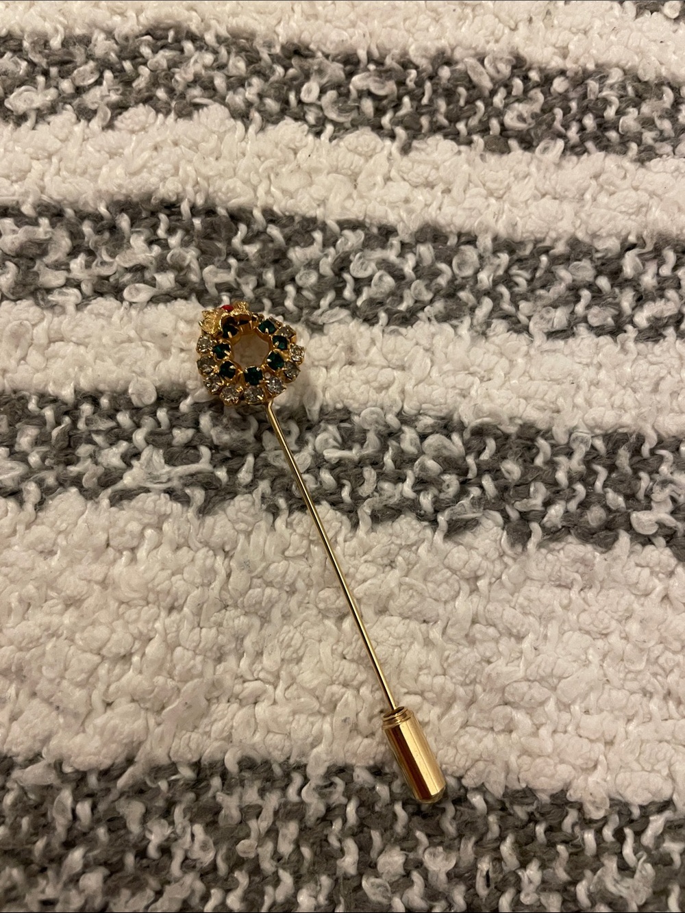 Vintage Christmas Wreath Stick Pin Rhinestone Lapel Hat Pin Gold Tone